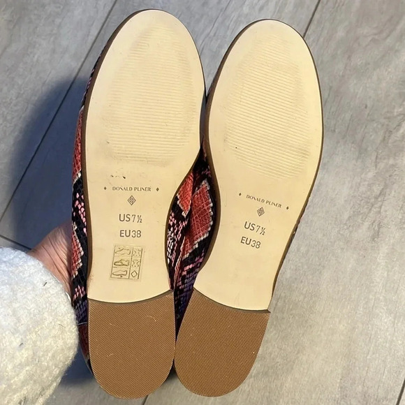 DONALD  J PLINER NWOT Leather Snake Print Loafer Shoe Chain Detail, Size 7.5 - Picture 5 of 9